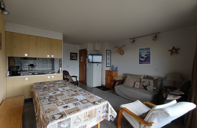 Spacious apartment for 7 near slopes, pets allowed