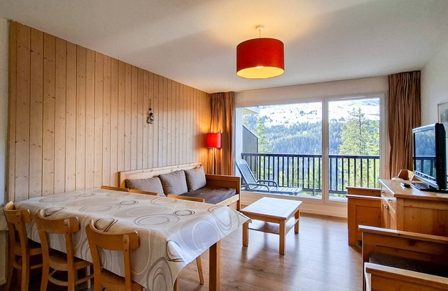 Spacious apartment with balcony, pets allowed, central location and parking option