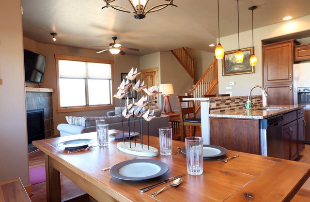 Spacious mountain home with Hot Tub, 15 minutes to Winter Park Resort