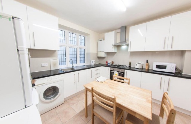 Spacious & Quiet 4BR Flat for 8 in Hampstead
