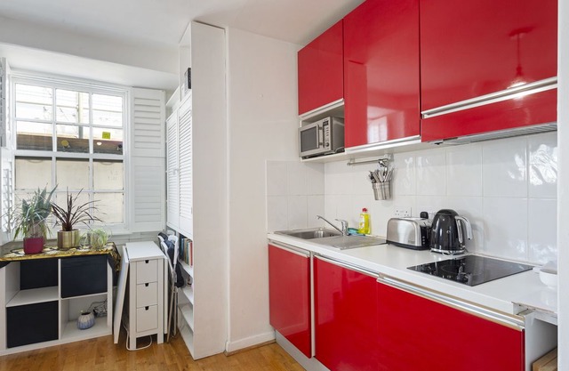 Spacious Studio Apartment with Dining area near Westminster