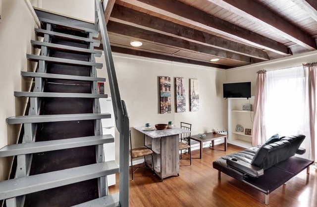 Stay in the heart of Center City & Enjoy this Nice Apt