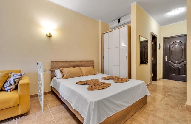 Studia Florenza Khamsin