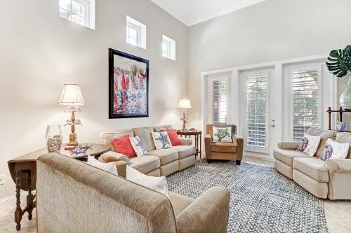 Summerwoods end-unit condo with an outdoor pool, central AC, & washer/dryer