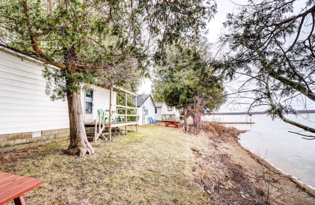 Sunset Lakefront Spacious 8 people Getaway,