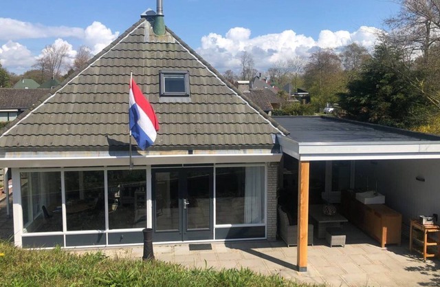 This romantic holiday home is located in the middle part of the quiet and green park in the middle of the Kop van Goeree.