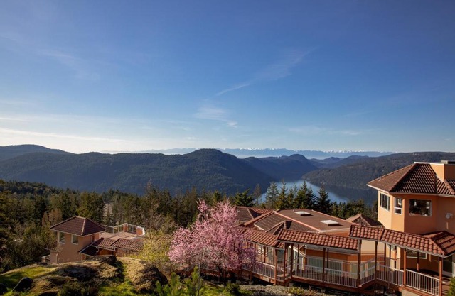 Villa Eyrie Resort 