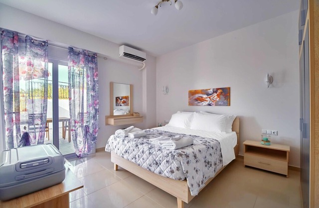 Villa for 8, with Private Pool in Kavallos