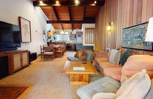 Vintage & Spacious Cabin Get-a-way! Near The Village & Pool On-Site