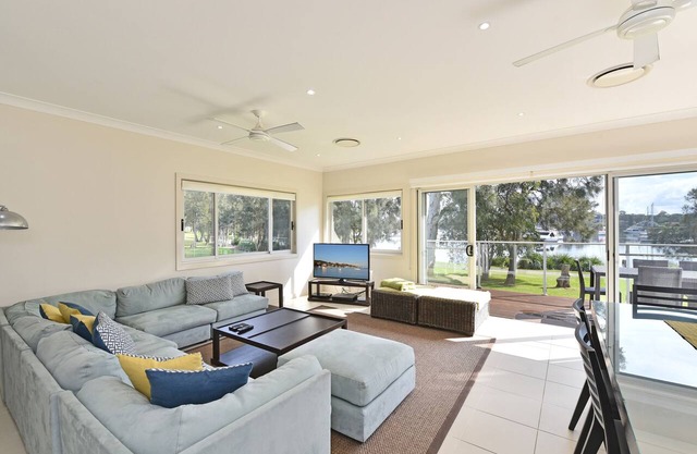 Wangi Lakehouse Lakefront 