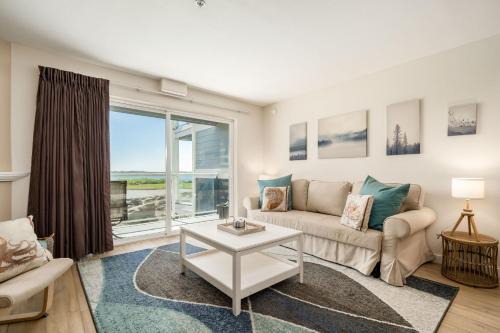 Waters Edge 103