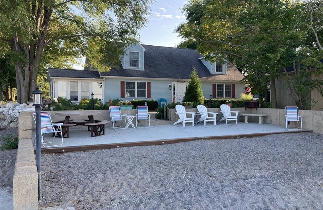 "Whit's End" Spacious, Private Beach-Front Lake Erie Sleeps 12 Birders & Fishing