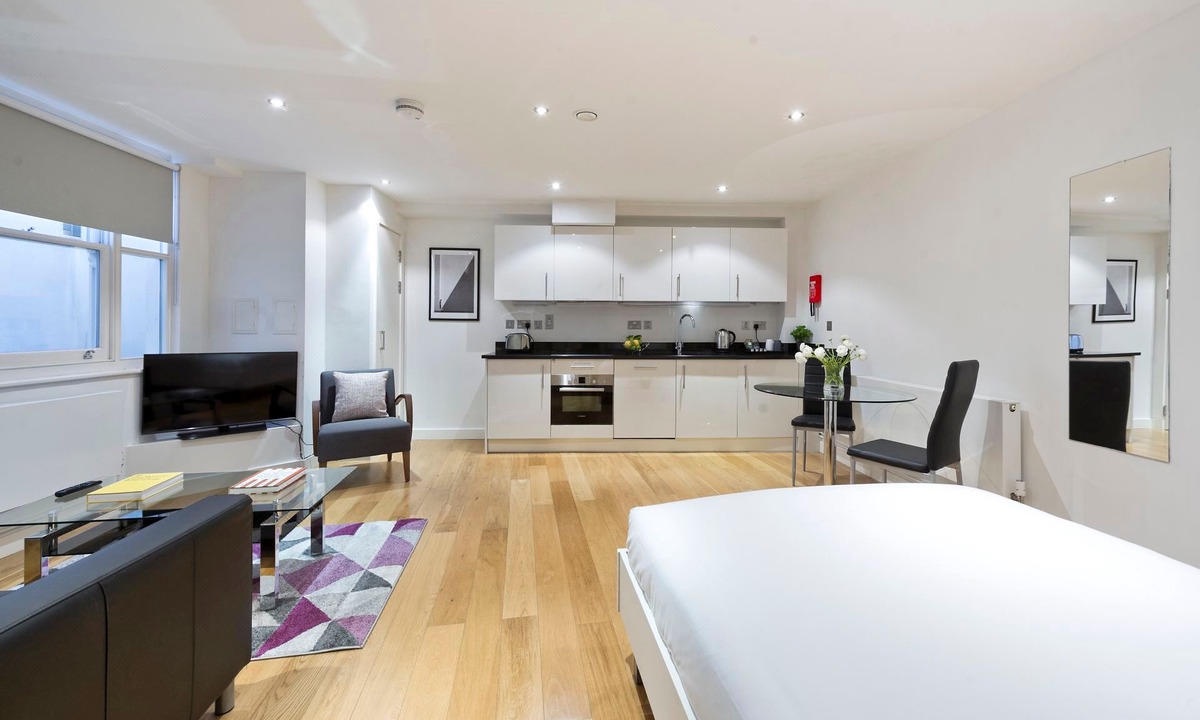 Castle Baynard Hotel | Red Lion Court by City2Stay