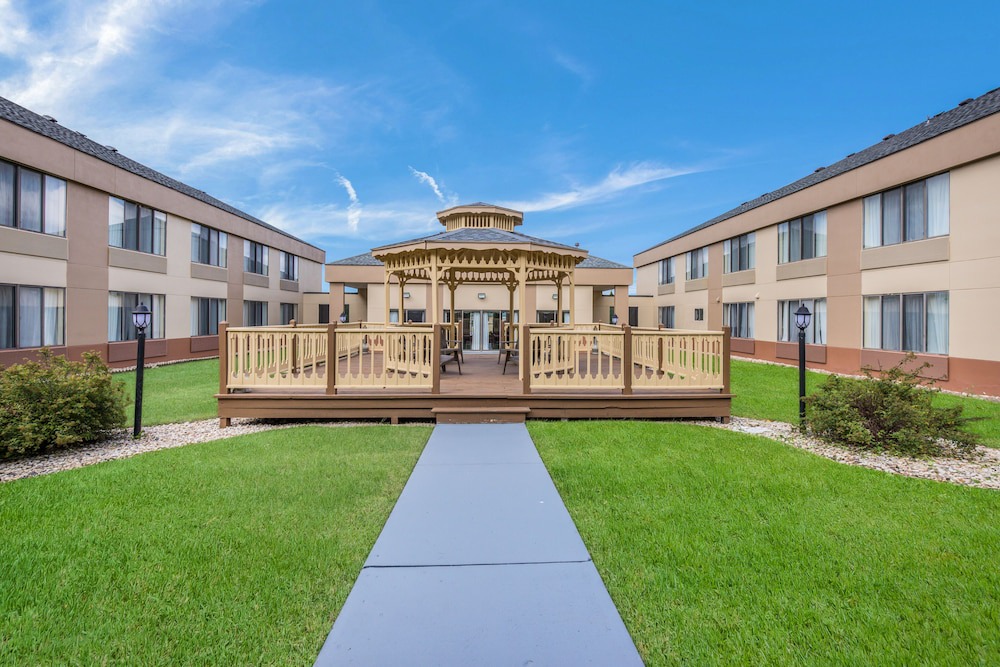 Fort Atkinson Hotel | Quality Inn & Suites