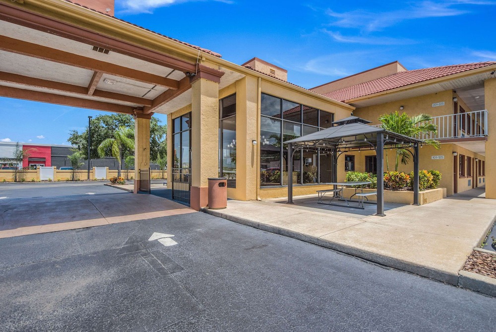 Gulf Highlands Hotel | Rodeway Inn Port Richey North