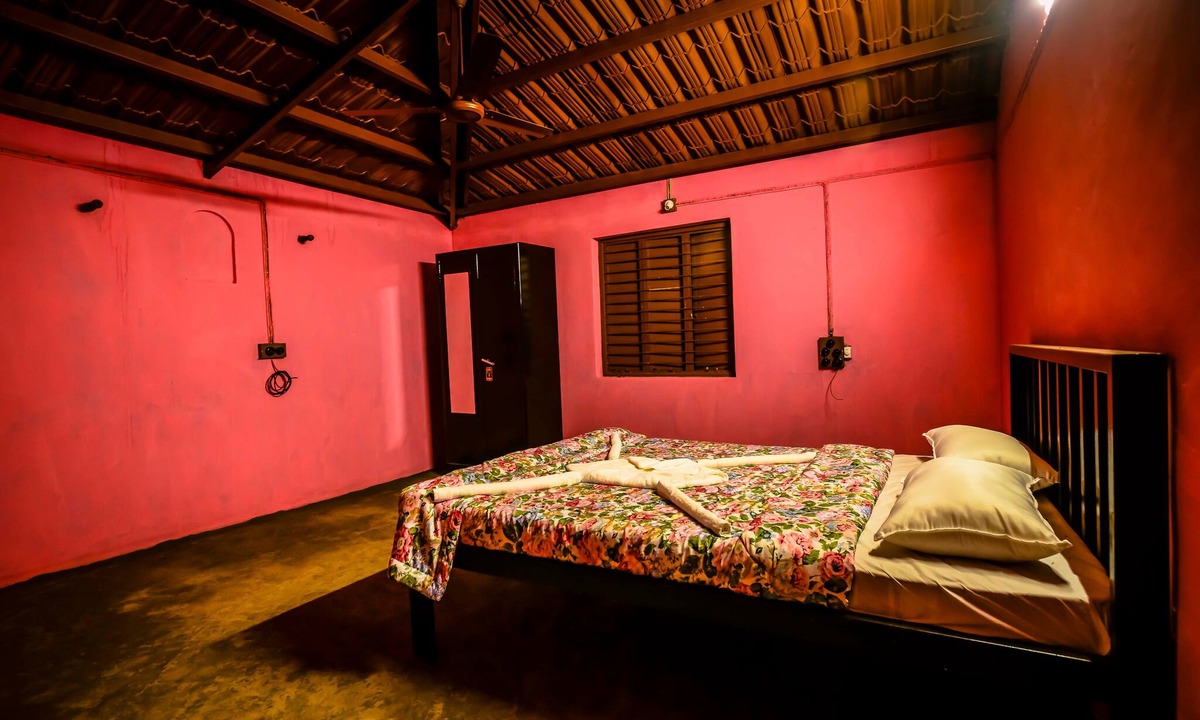 Satara Hotel | Cozy Basic Room in A Picturesque Wada 1
