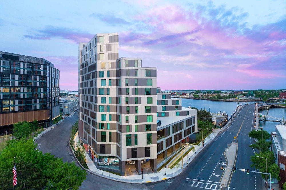 D Street - West Broadway Hotel | Hampton Inn Boston Seaport District