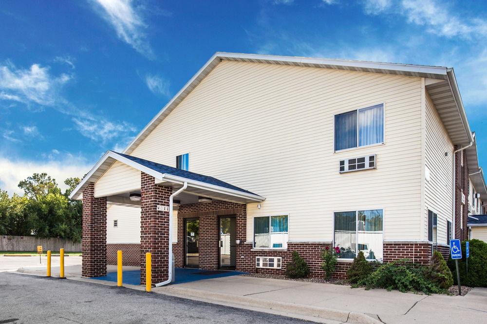 Cedar Rapids - Iowa City Hotel | Rodeway Inn Cedar Rapids
