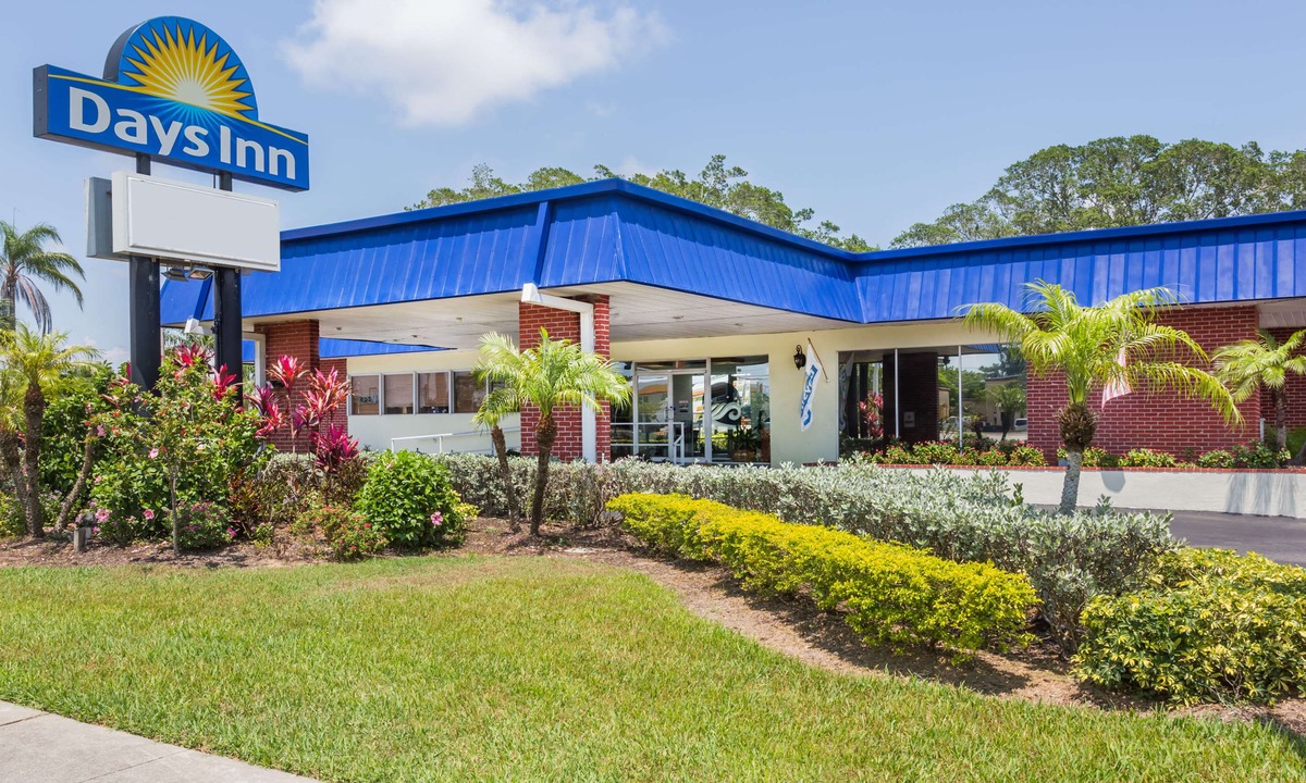 San Carlos Park Hotel | Days Inn by Wyndham Fort Myers Springs Resort