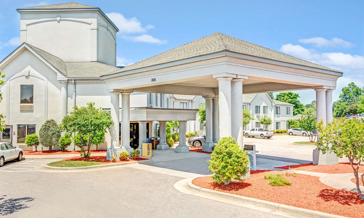 Louisburg Hotel | Days Inn by Wyndham Louisburg