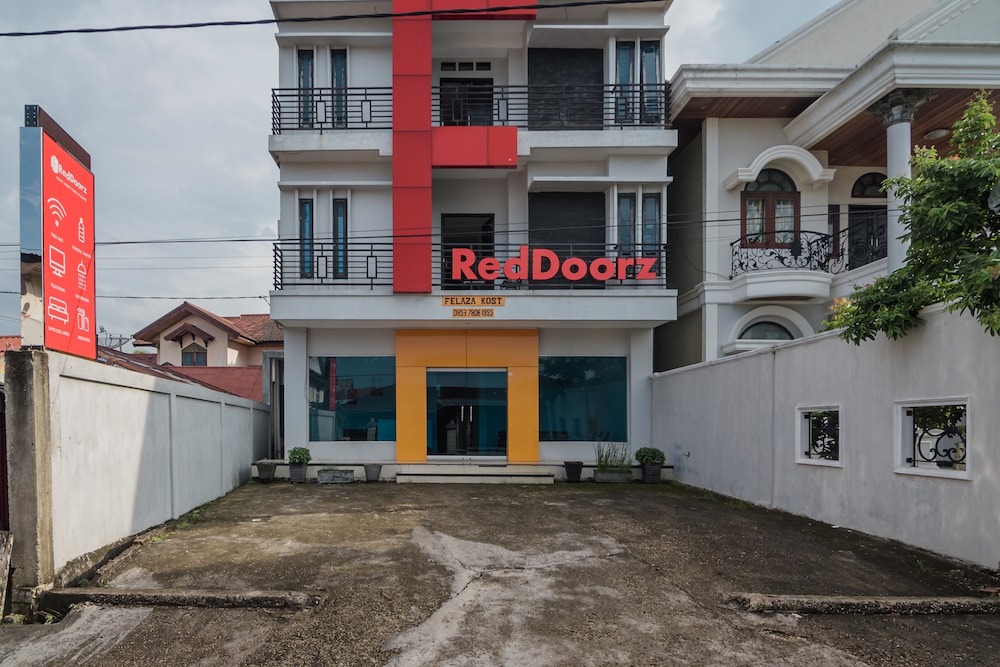 Jambi Hotel | RedDoorz Syariah Near Jamtos Jambi