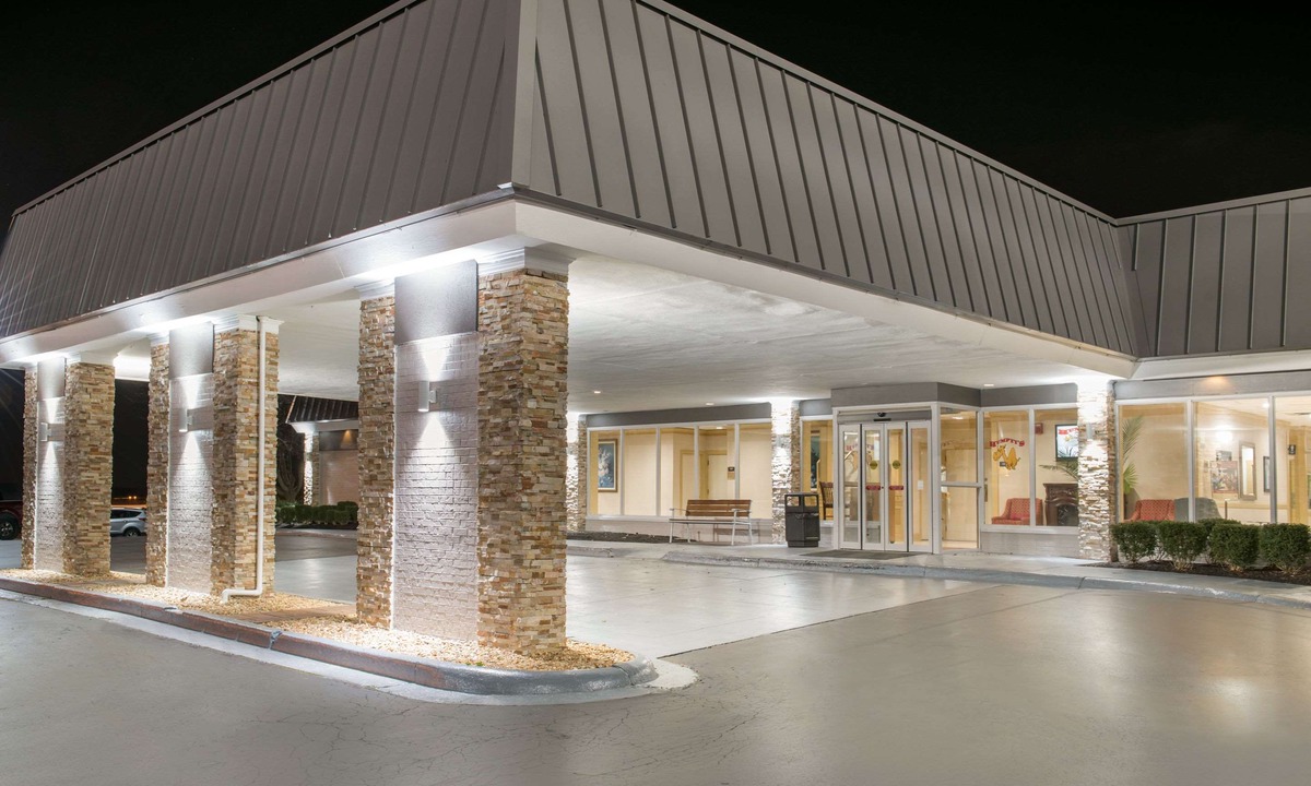 Englewood Hotel | Clarion Inn Dayton Airport