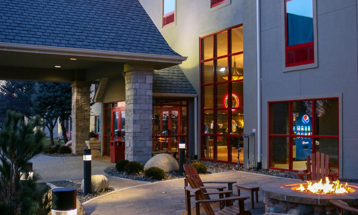Clive Hotel | Wildwood Lodge & Suites