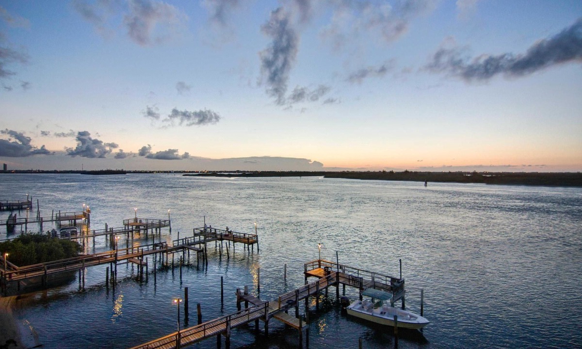 Fort Pierce Hotel | Hutchinson Island Plaza Hotel & Suites