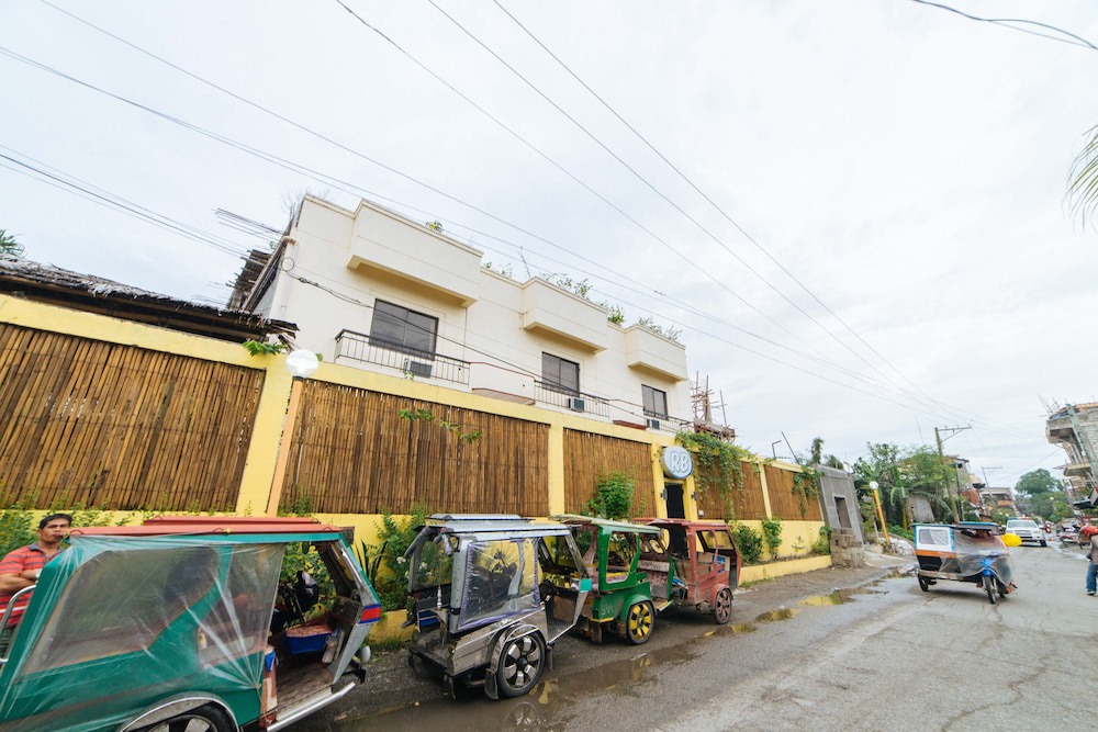 Barangay Poblacion Hotel | RedDoorz @ N Roldan Street