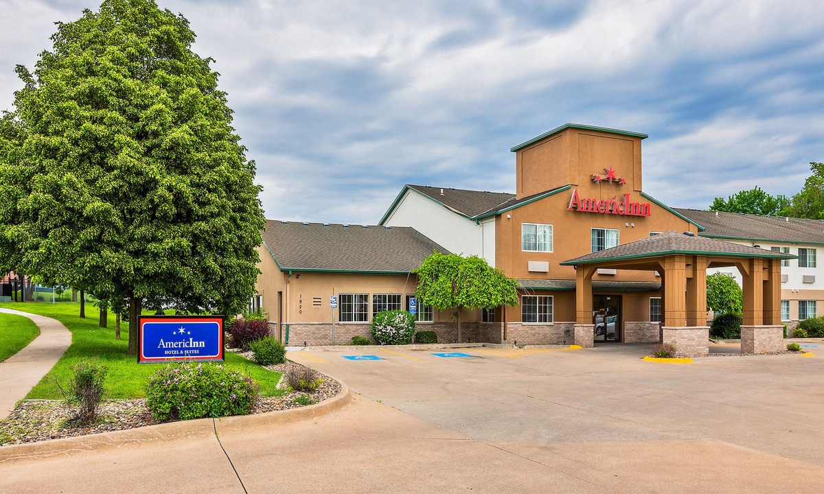 Greater South Side Hotel | AmericInn by Wyndham des Moines Airport
