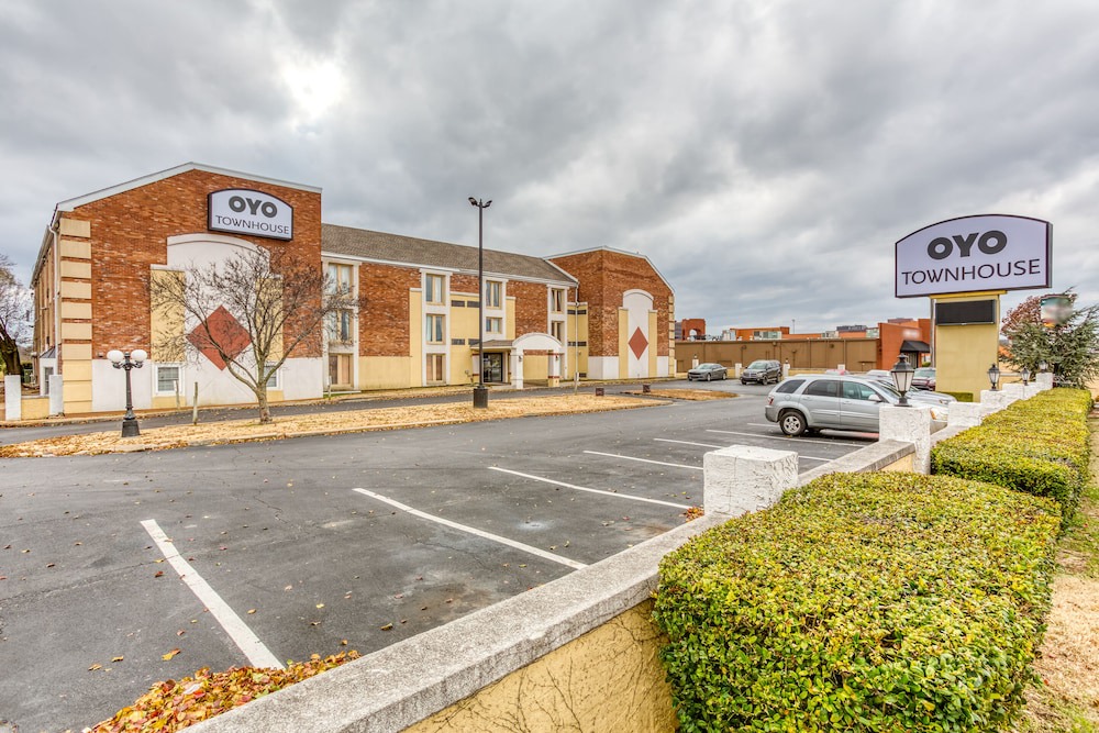 South Tulsa Hotel | OYO Townhouse Tulsa Woodland Hills