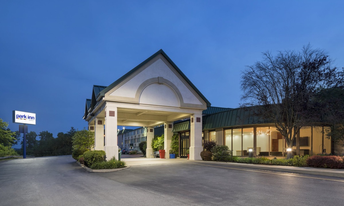 Racine Hotel | Ramada by Wyndham Beaver Falls