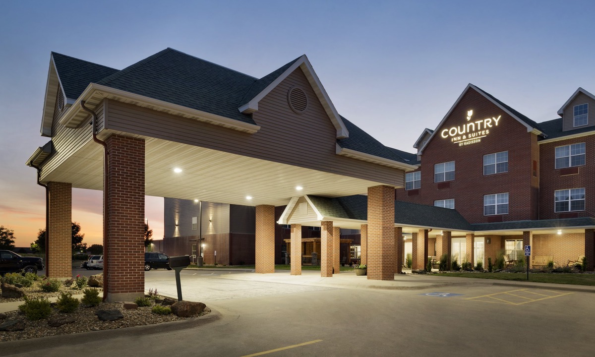 Oakdale Hotel | Country Inn & Suites by Radisson, Coralville, IA