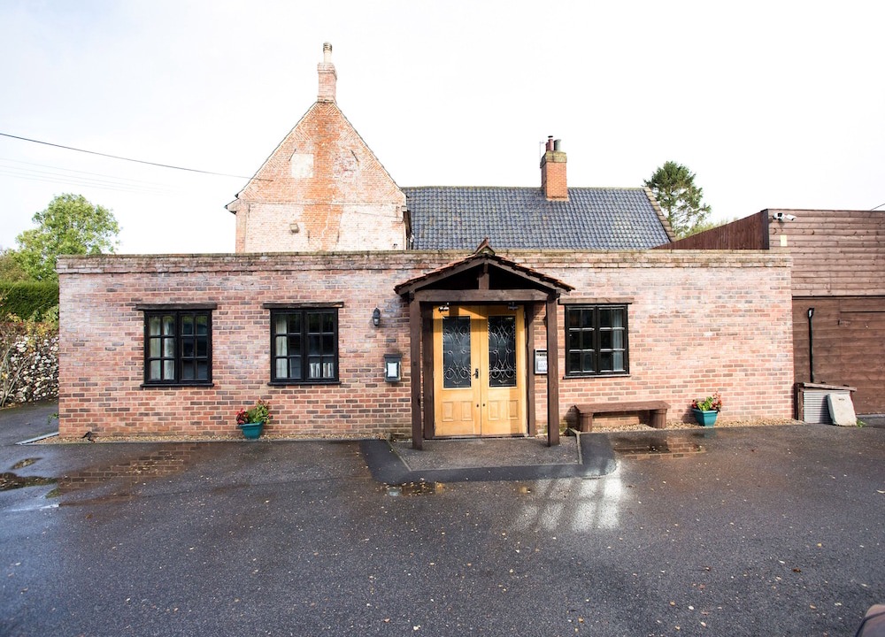 Horsham St Faith Hotel | OYO Elm Farm Country House