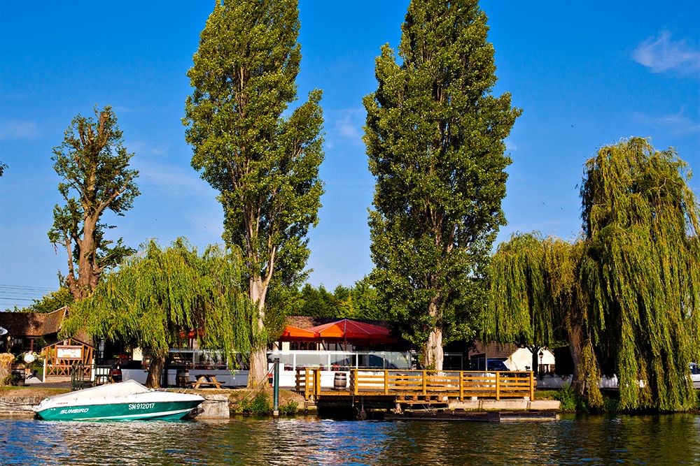 Saint-Pierre-la-Garenne Hotel | Les Canisses