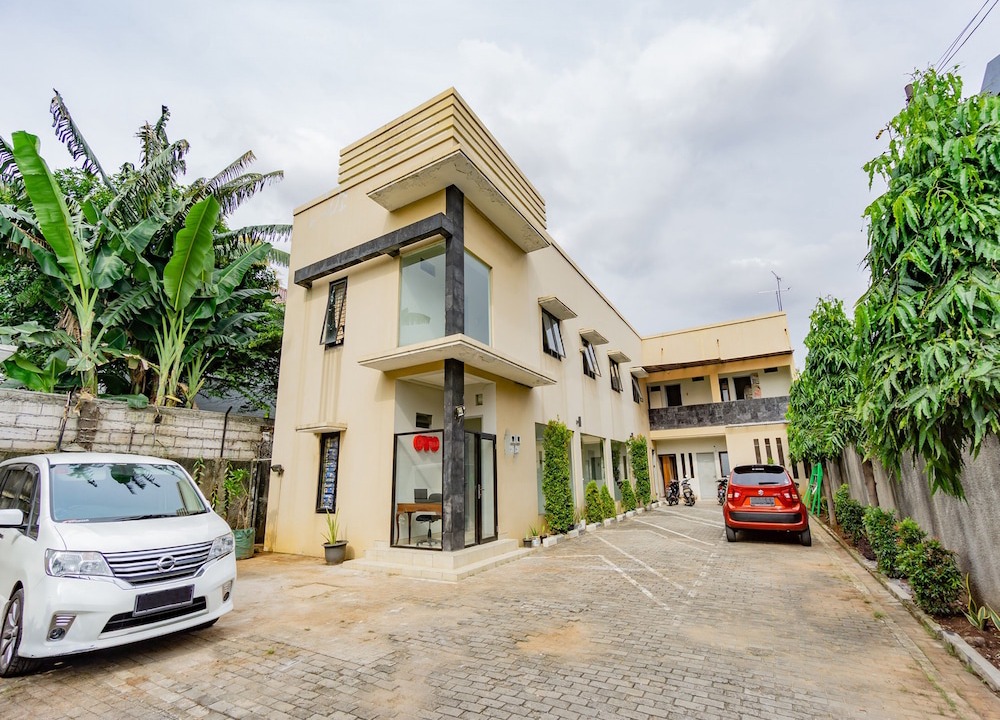 Jatinegara Hotel | OYO 2416 Griya Otista Syariah