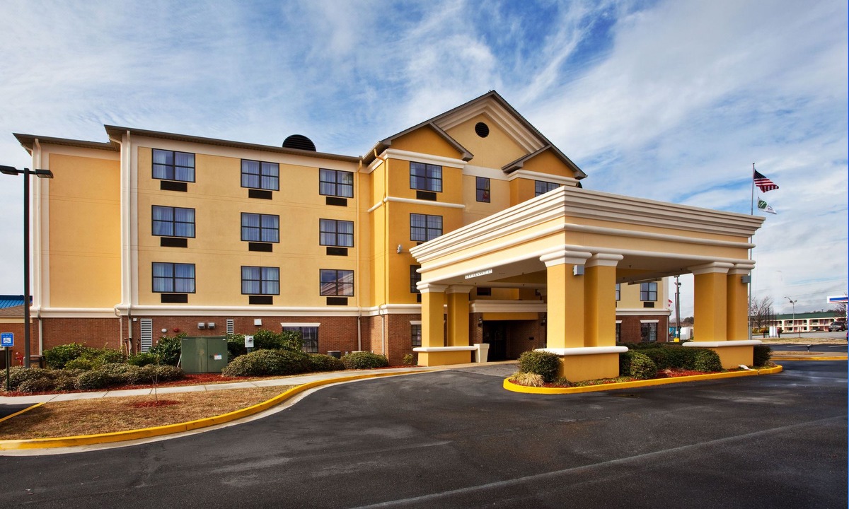 Byron Hotel | Holiday Inn Express Hotel & Suites Byron, an Ihg Hotel