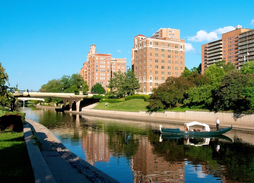 Country Club Plaza Area Hotel | The Raphael Hotel, Autograph Collection