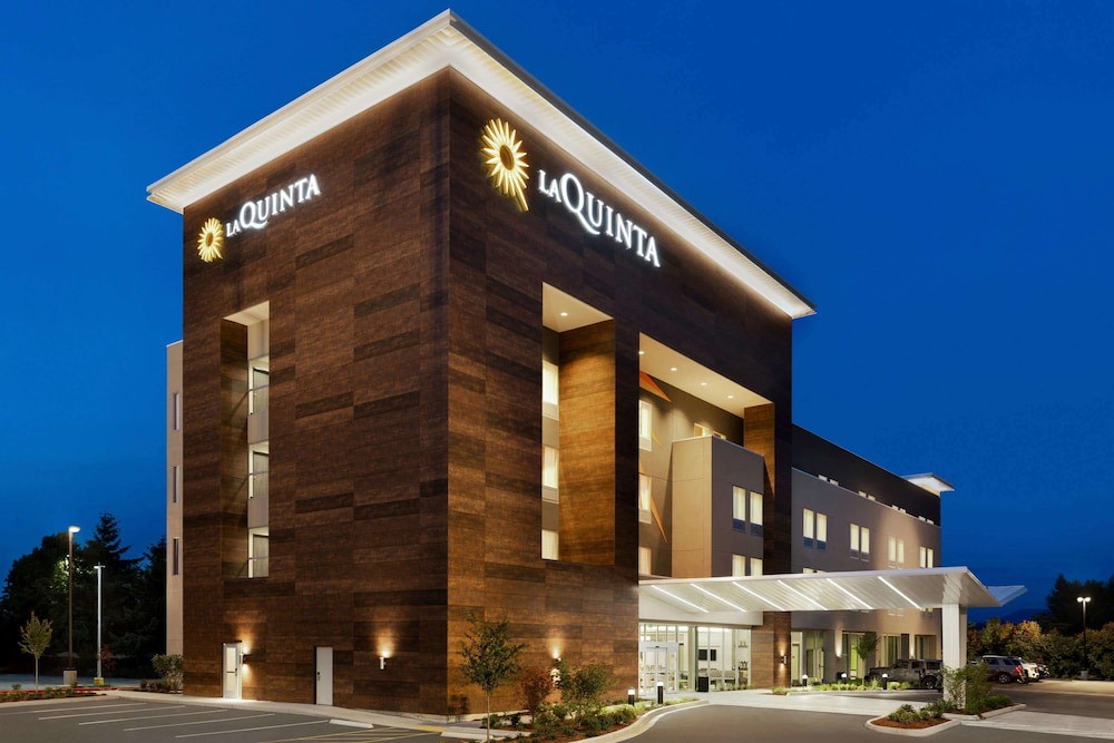 Burlington Hotel | La Quinta Inn & Suites by Wyndham Burlington