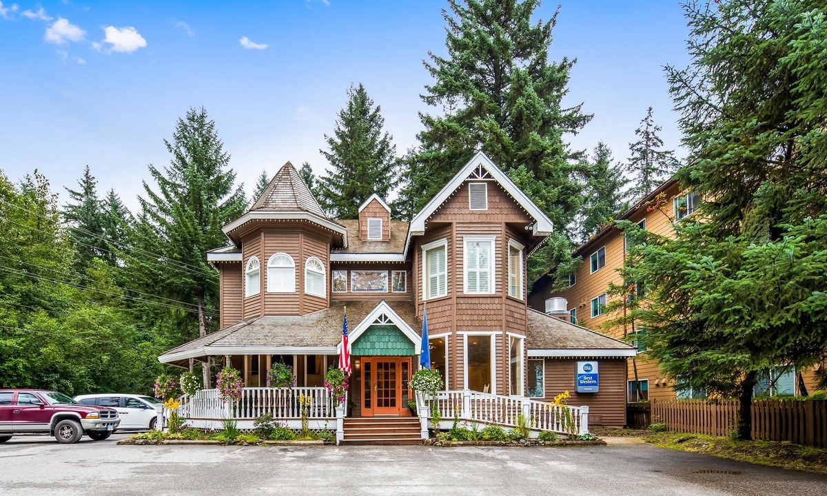 Mendenhall Valley Hotel | Best Western Grandma's Feather Bed