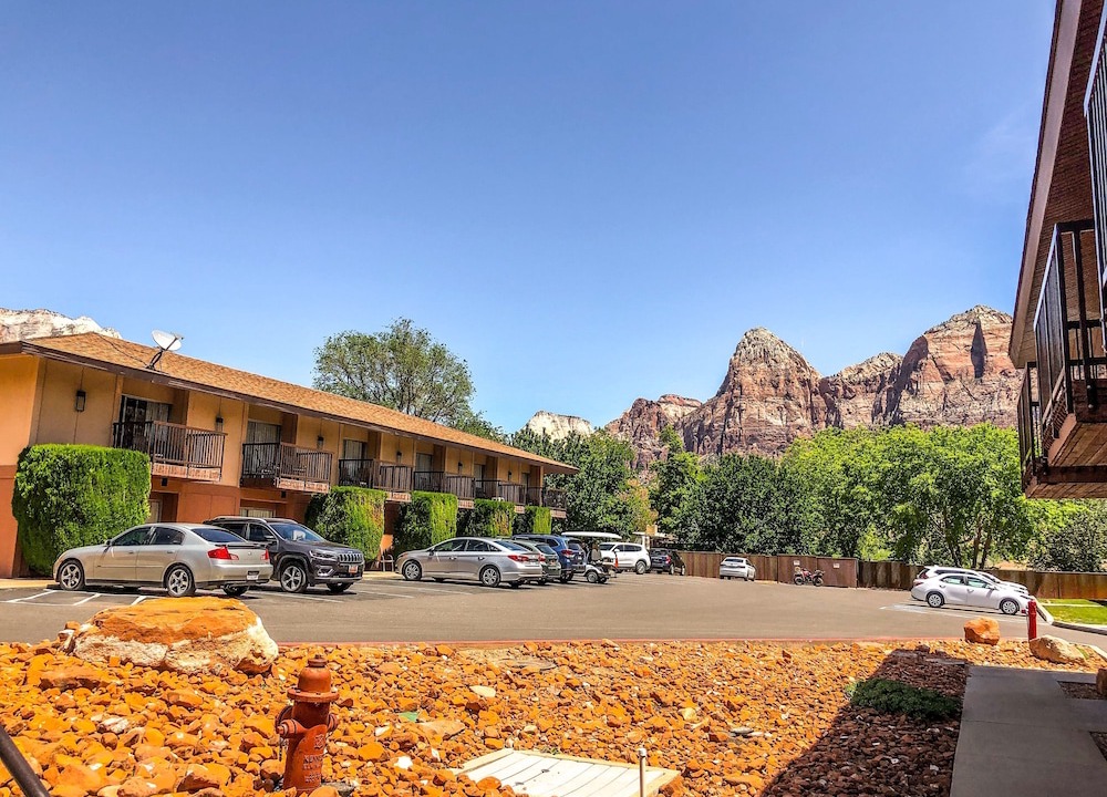 Zion National Park South Entrance Hotel | Bumbleberry Inn
