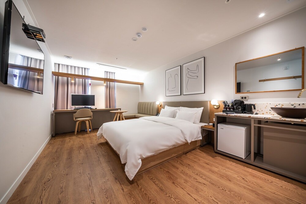 Gimpo Hotel | Gray Hotel