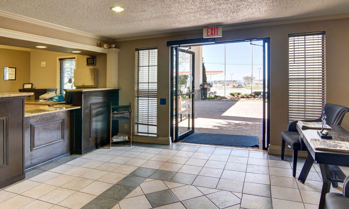 Weatherford Hotel | Red Roof Inn & Suites Weatherford
