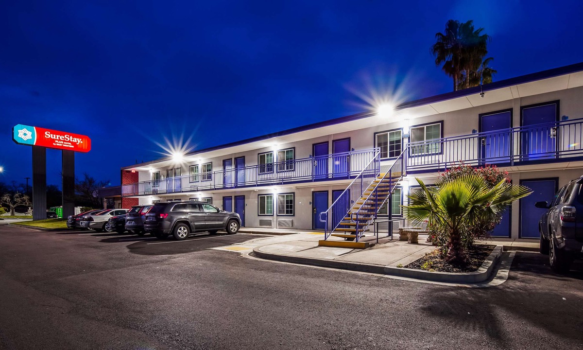 Woodlake Hotel | SureStay Plus Hotel by Best Western Sacramento Cal Expo