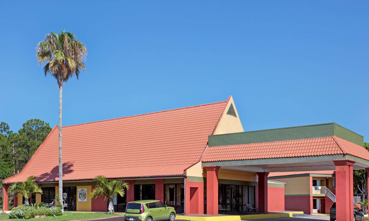 Cocoa Hotel | Days Inn by Wyndham Cocoa Cruiseport West at I-95/524