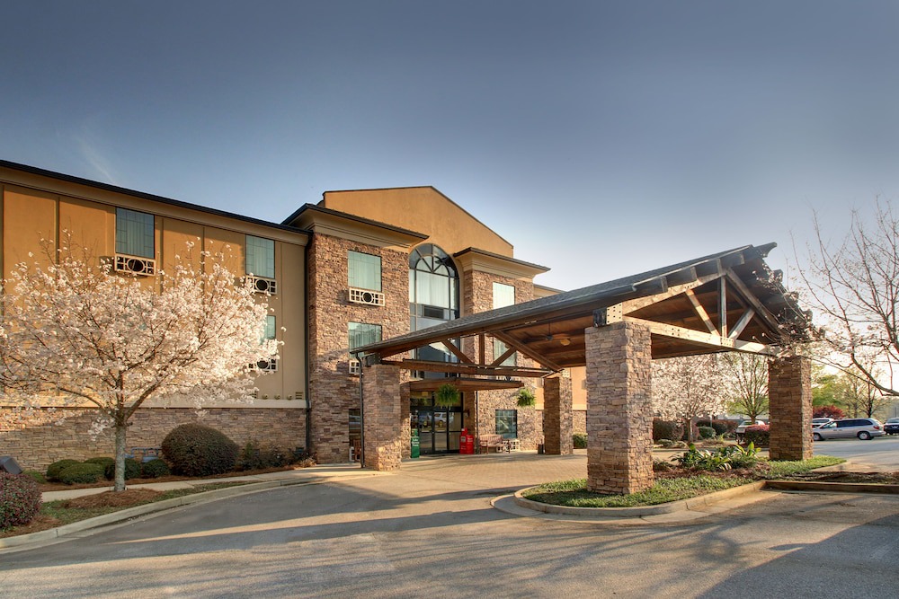 Misty River Hotel | The Lodge on Lake Oconee