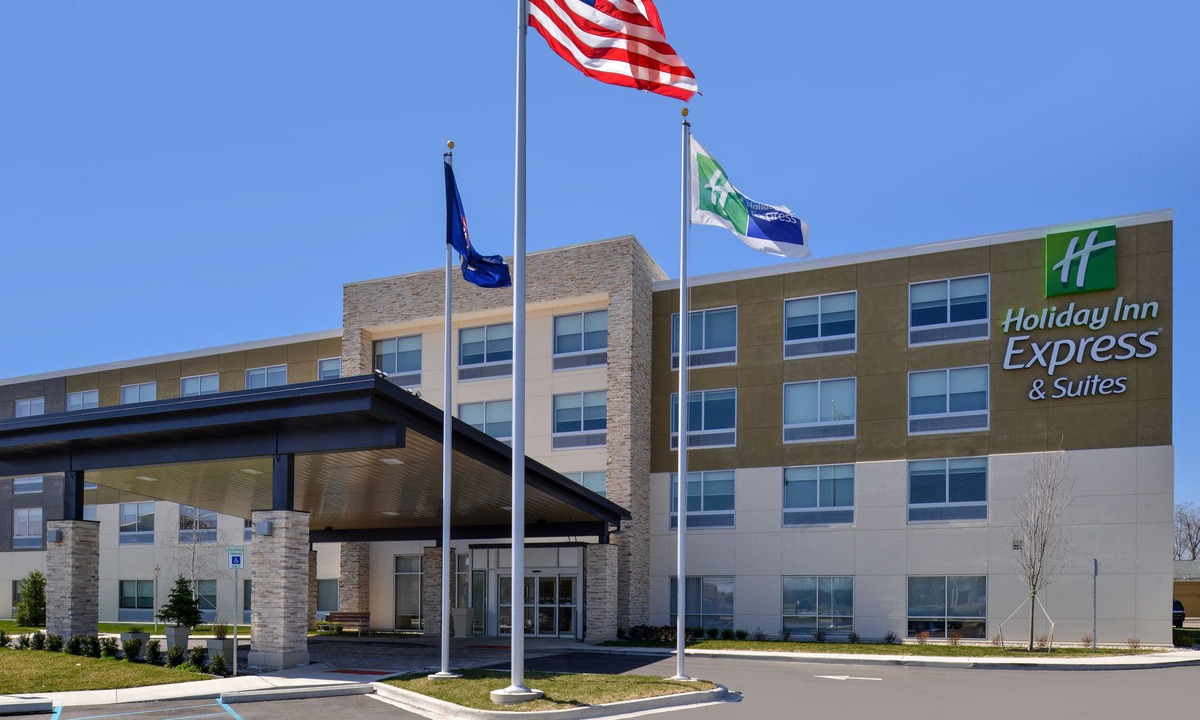 Farmington Hills Hotel | Holiday Inn Express & Suites Farmington Hills - Detroit, an Ihg Hotel