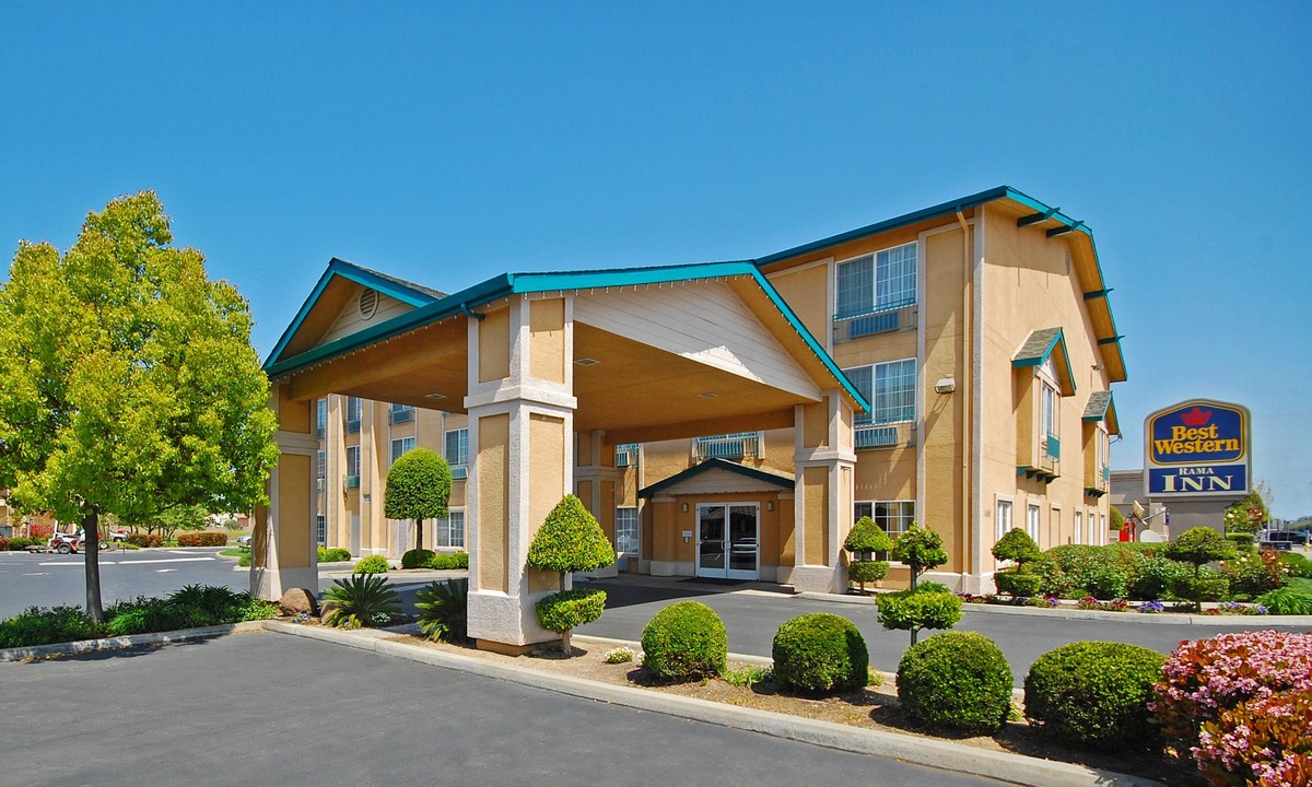Oakdale Hotel | Best Western Plus Rama Inn & Suites