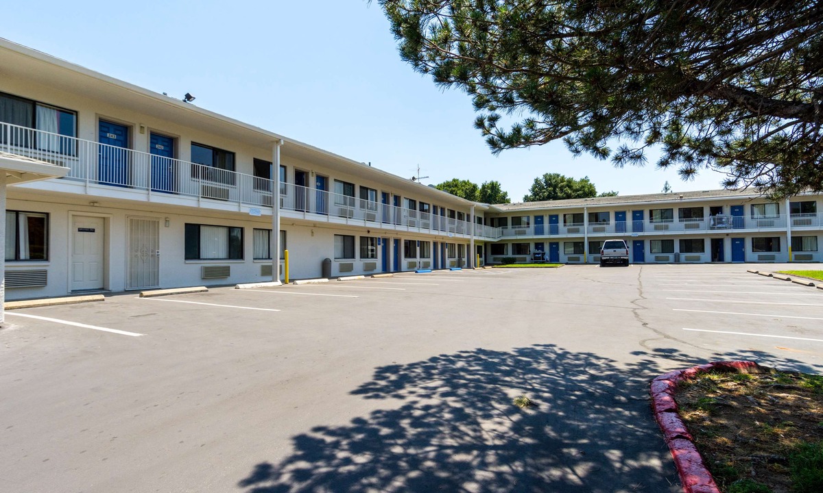Redding Hotel | Motel 6-Redding, CA - Central