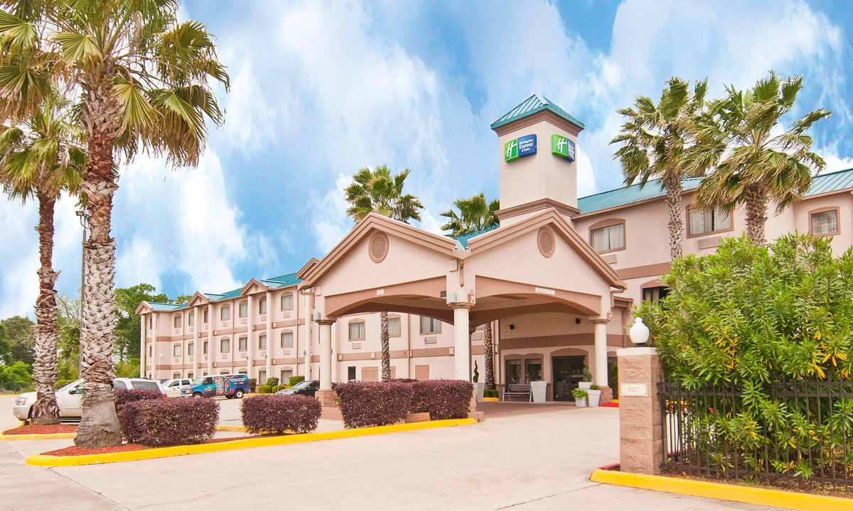 Lake Charles Hotel | Holiday Inn Express Hotel and Suites Lake Charles, an Ihg Hotel